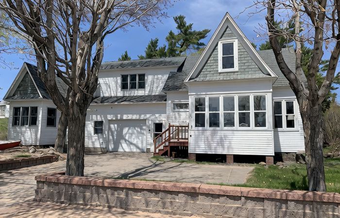 Large Vacation Home Across from Lake Superior & Short Walk to Lighthouse!!