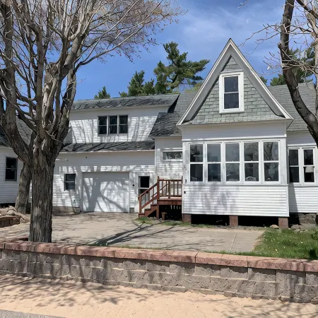 Large Vacation Home Across from Lake Superior & Short Walk to Lighthouse!!