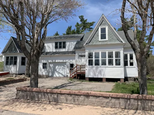 Large Vacation Home Across from Lake Superior & Short Walk to Lighthouse!!