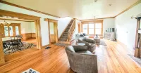 Charming Nature Valley Farmhouse on 53 private acres with lake view - Boutique