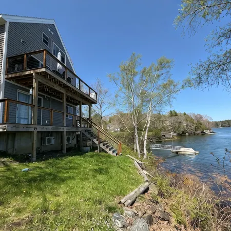 Coveside! Designer decor, waterfront, AC, 2 Bedroom in Harpswell.