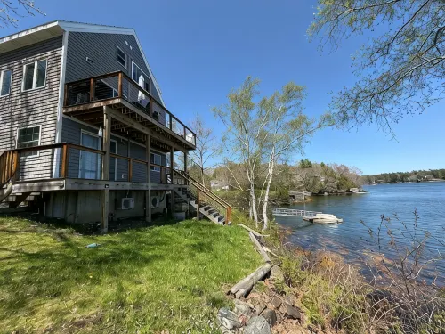 Coveside! Designer decor, waterfront, AC, 2 Bedroom in Harpswell.