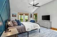 Moose Shack - Mountain Views · Spa King Suite · Game Room · 3 Patios