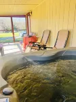 STYLISH CABIN WITH HOT TUB IN A SMALL TOWN. STAY AMONG THE PINE TREES! EAST TX - Homestays