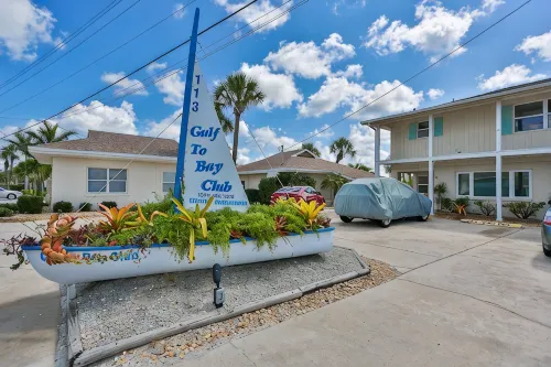 Stunning Views of the Beach & Bay - Spacious updated One BR condo w private deck - Wifi