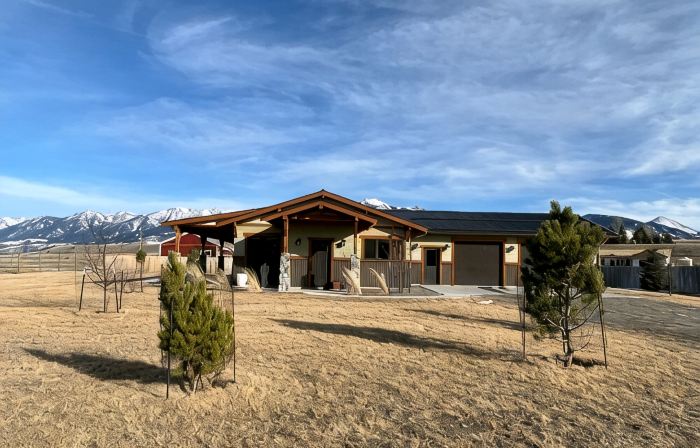 Modern Dog Friendly Paradise Valley Home near Yellowstone NP & Chico Hot Springs