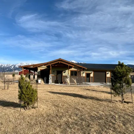 Modern Dog Friendly Paradise Valley Home near Yellowstone NP & Chico Hot Springs