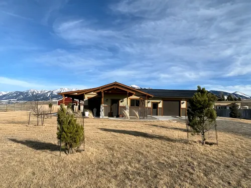 Modern Dog Friendly Paradise Valley Home near Yellowstone NP & Chico Hot Springs - 4-Star
