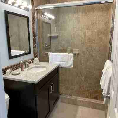 Beautiful upgraded 1 bdrm & sofa bed stunning views , pool hot tub , 2nd floor, Rooms