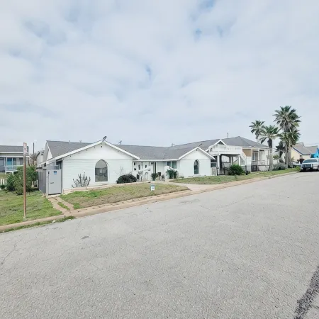 Galveston beach house - 1 block from the beach