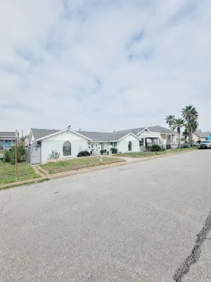 Galveston beach house - 1 block from the beach