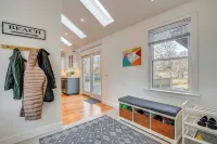 Spacious home for entertaining, centrally located to beach, ferry, and airport. - Swimmingpools