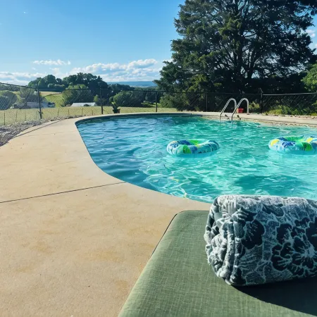 Luxury Home w/private Pool, Mt Views, 85” Roku Movie Room, Arcade, & King Bed!