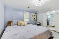 Stylish Retreat w/ Fire Pit & Porch - 무료 와이파이