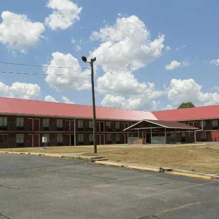 Red Carpet Inn (Formerly Royal Inn)