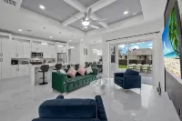 Modern Vacation Home Fully Fences Near Airport - 3-Star