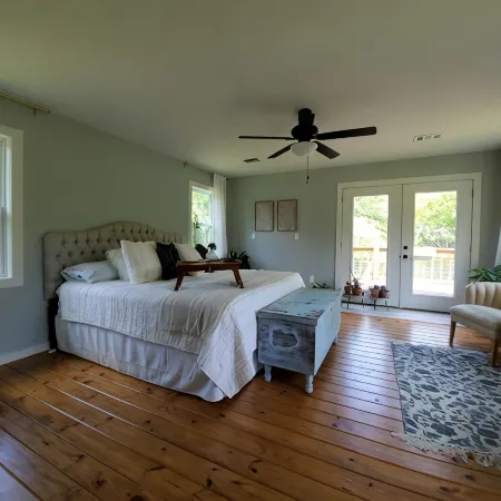 Completely remodeled 1940's farmhouse with Gorgeous pond views!! Hotels in Hot Spring County