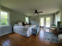Completely remodeled 1940's farmhouse with Gorgeous pond views!! - Kitchenette