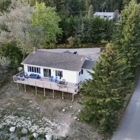 Duck Cove Cottage overlooking beautiful Blue Hill Bay