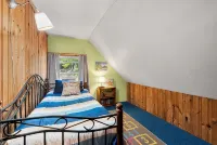 Beautiful Lake House on Belleau 100 ft of Waterfront! Kayaks, Jacuzzi 3100 sqft!