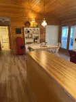 Peaceful 5-Bedroom, 3-Bathroom Lake Front Cabin with 2 Porches for Relaxing. - シャレー