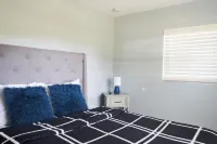Bright & Modern 3-Bedroom Retreat with Screened Porch - Bungalows