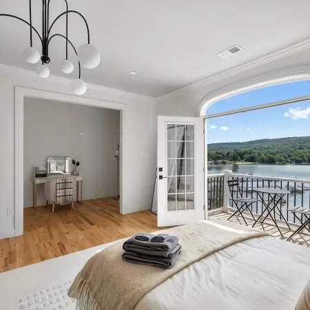 Entire Lakeview House ~ 1 Hour to MetLife ~ Hot Tub~Firepit~Stunning View~Decks