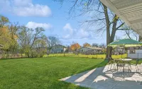 Charming 3-bedroom/ 2 Bath Single Family Home/ Schaumburg