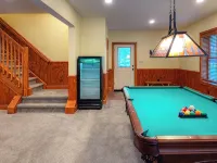 Pine Crest Lodge, 8Br 5BA Home with Beach Access, Fire Pit, & Private Hot Tub - Chalets