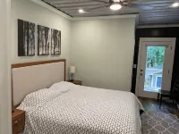 Blue Ridge Riverfront Cabin•2-Level Deck•Sleeps 8 - Chalets