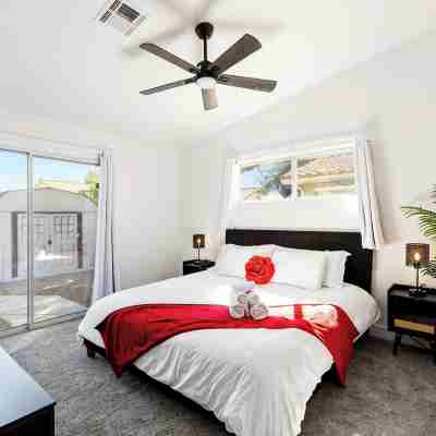 Modern Oasis: Cozy Retreat Near the Strip Rooms