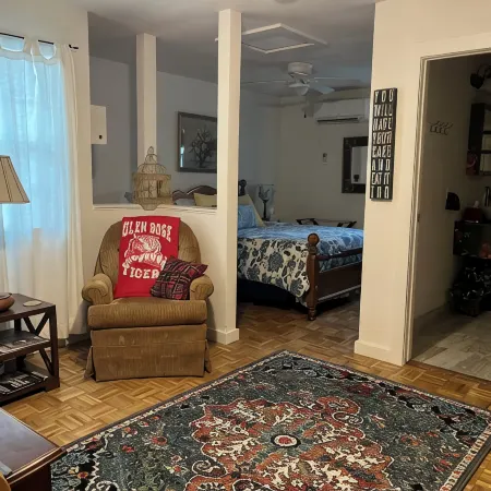 Couples retreat~two minute walk to historic downtown Square~Centrally located.