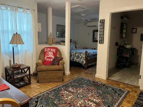 Couples retreat~two minute walk to historic downtown Square~Centrally located.