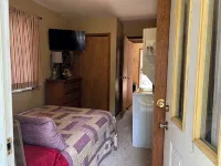 Oak Tree Retreat - Steps away from water fun! Hotels in Clare County