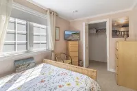 Charming 2-bedroom cottage located near Sandy Point Beach. - gimnasio