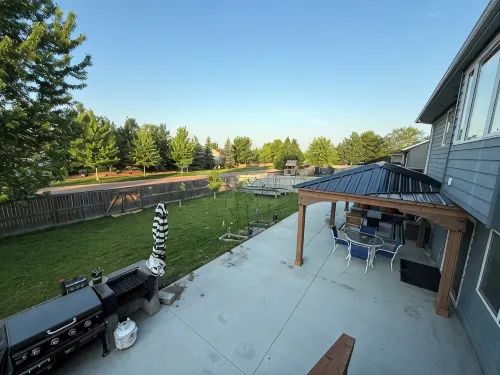 Relaxing 4-bedroom Retreat with Cozy Patio in Sioux Falls & 2 full kitchens