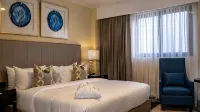 Oak Plaza Hotels East Airport Отели в г. 
