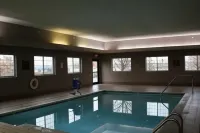 Super 8 by Wyndham Cedar Falls IA - University - プール