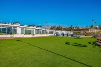 Dog-Friendly Suite with Kitchenette, Heated Outdoor Pool, Hot Tub, Terrace, AC - con vistas al mar