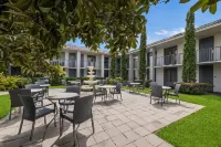Clarion Inn & Suites Across from Universal Orlando Resort - 3-Star