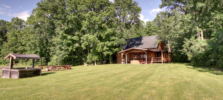 Private Log Cabin with Hot Tub and Mountain Views on 14 Acres, Pet Friendly! Hotel di Addison County