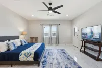 SunHaven Retreat • Poolside Fun in Tempe w/ Spa, Game Room & RV Parking - สระว่ายน้ำส่วนตัว