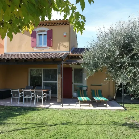 Cozy holiday home 7p in holiday park with large swimming pool in Arles, wifi, air conditioning