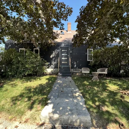 Funky Upstairs apartment - steps from local popular restaurant.