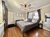 Comfort Elevated • Hot Tub • King Suite • Direct Trail Access • in Town • WiFi - Homestays