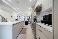 4BR King West Walk to Downtown Sleeps 9 - Villa