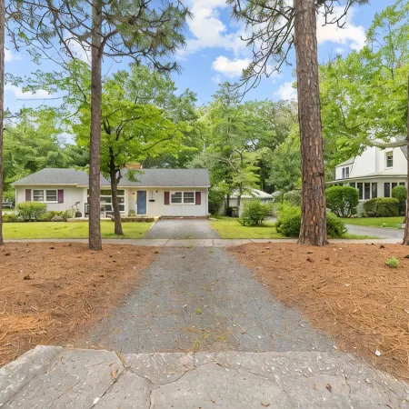 Charming Downtown Corner Cottage - 1 Block Walk to Food & Fun - Dog Friendly