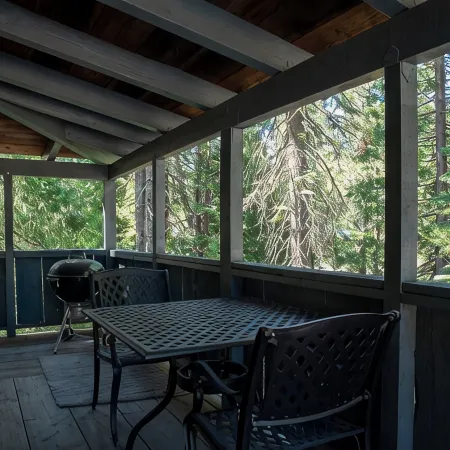 China Alley Cabin C: Cute & Cozy Cottage w/ Deck