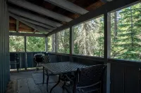 China Alley Cabin C: Cute & Cozy Cottage w/ Deck - 3-Star