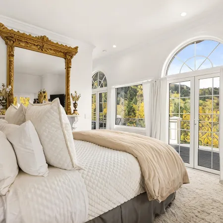 Exquisite pet friendly home, 5 blks from Gondola with stunning views!!